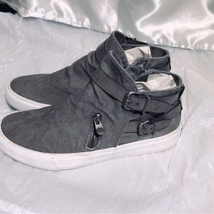 Blowfish women’s size 7 edgy canvas slip ons in gray enhanced with zipper